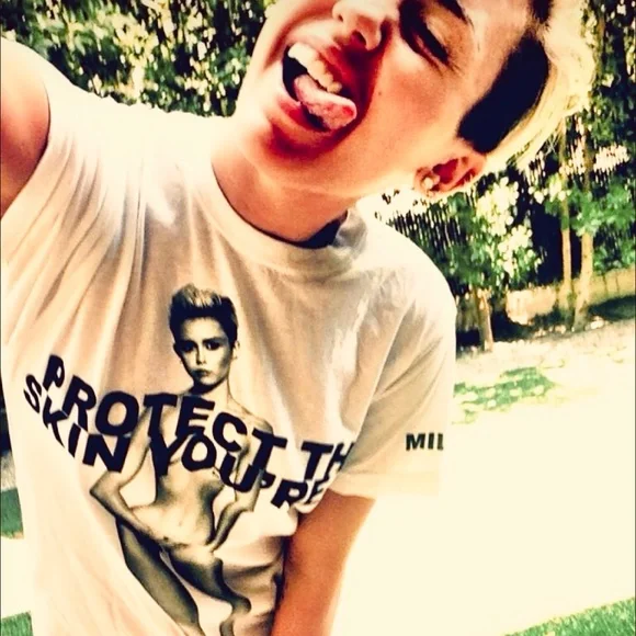 Marc Jacobs “ protect the skin you’re in” t shirt Miley Cyrus - Picture 6 of 6